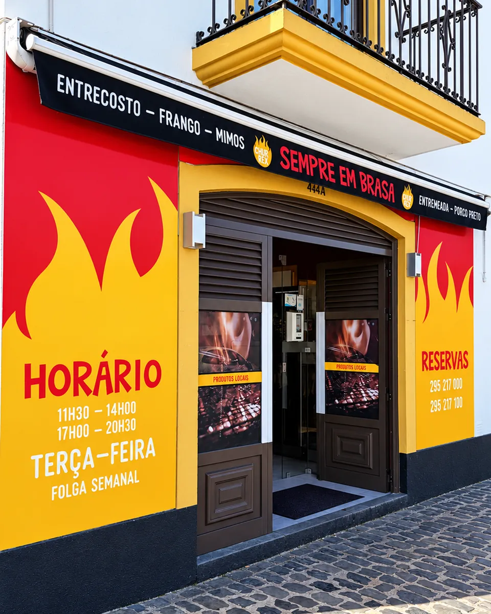 A fachada da Churrex na Carreirinha, com as chamas pintadas, o toldo «Sempre em brasa» e o horário na parede